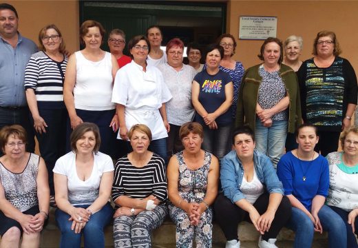 Vinte veciñas de Frades participaron nun curso gratuíto de Repostería Creativa impartido en Galegos pola ONG Mestura